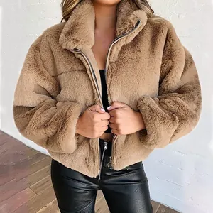 Detailansicht der flauschigen Textur und des Reißverschlusses dieser braunen Pelzjacke