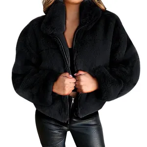 Detailansicht der weichen schwarzen Kunstpelzstruktur einer Damen-Winterjacke mit Reißverschluss