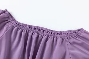 Vue détaillée de l'encolure élastique à épaules dénudées d'un haut décontracté violet