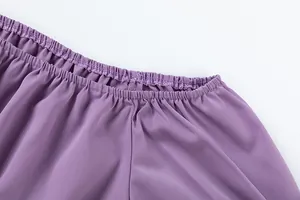 Détail de la taille élastiquée et de la texture du tissu d'un pantalon large violet fluide