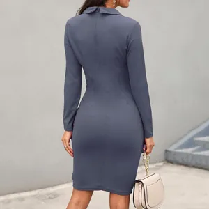 Vue arrière d'une élégante robe professionnelle ajustée bleu poudré pour les femmes