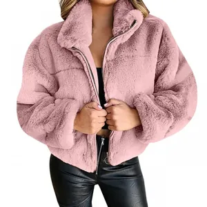 Detailansicht der rosa Kunstpelzjacke mit glattem Metallreißverschluss und Plüschstruktur