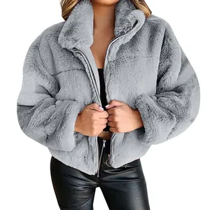 Detailansicht der weichen grauen Kunstpelzjacke mit einem robusten Reißverschluss