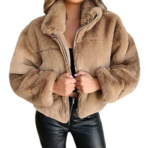 Modische khakifarbene Kunstpelzjacke mit Stehkragen und Reißverschluss für Damen.