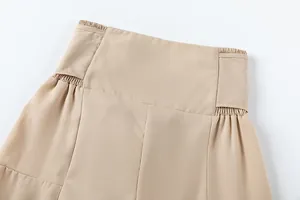 Détail du pantalon beige à taille haute avec un superbe design élastique à la taille