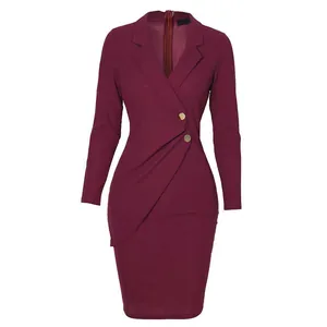Vue de face d'une élégante robe blazer bordeaux à manches longues et boutons dorés.