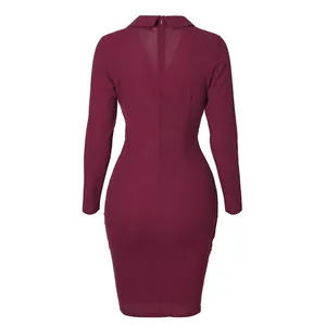 Vue arrière détaillée d'une robe de soirée professionnelle ajustée à manches longues