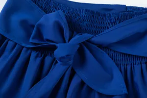 Gros plan de pantalon à taille haute avec taille smockée et ceinture à nœud