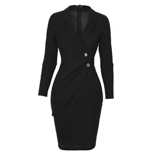 Détail de face d'une robe professionnelle noire moulante à manches longues et col tailleur