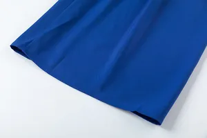 Détail en gros plan du tissu bleu de qualité et de l'ourlet d'un pantalon large chic