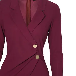 Gros plan d'une robe professionnelle bordeaux avec col à revers et boutons dorés.