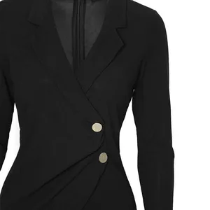 Gros plan sur une robe blazer professionnelle noire cintrée avec des boutons dorés