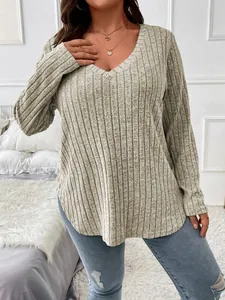 Vue détaillée d'un haut à manches longues et col en V pour femmes en grande taille