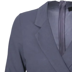 Détail d'une robe professionnelle ajustée bleu-gris montrant le col et le zip dos