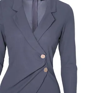 Détail d'une robe professionnelle grise ajustée avec col blazer et boutons dorés.