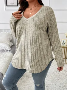 Détail d'un haut grande taille gris chiné à col en V et maille côtelée pour femmes