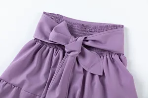 Détail du pantalon violet à taille haute avec taille élastique et ceinture à nœud
