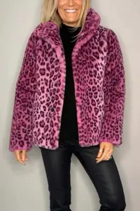 Vista detallada de la moderna chaqueta de piel sintética con estampado de leopardo rosa.