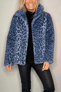 Chaqueta de piel sintética con estampado de leopardo azul para mujer en modelo real.
