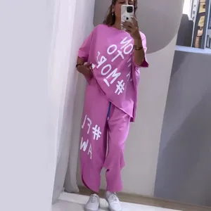 Modisches rosa zweiteiliges Freizeit-Sportset für Damen mit weißen Buchstabendrucken
