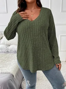 Détail du t-shirt à manches longues côtelé vert olive col en V pour femmes