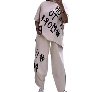 Lässiger zweiteiliger Damen-Trainingsanzug mit Oversize-Graffiti-Print in Beige-Creme