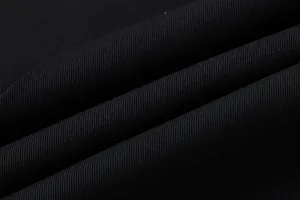 Détail macro d'un tissu noir de haute qualité avec une texture sergée diagonale