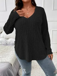 Gros plan sur un haut à manches longues noir grande taille pour femme, col en V