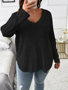 Vue détaillée d'un haut noir grande taille à col en V et manches longues pour femmes