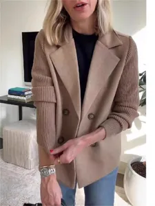 Eleganter Damenblazer in Kamel mit Reverskragen und Ärmeln aus Strickmaterial.