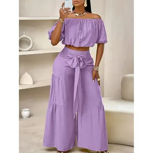 Ensemble deux pièces violet avec top court épaules dénudées et pantalon large à nouer