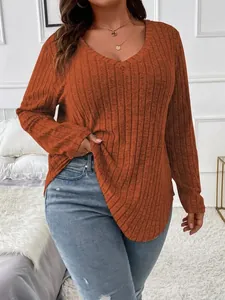 Gros plan sur un haut à manches longues et col en V de couleur rouille en grande taille.