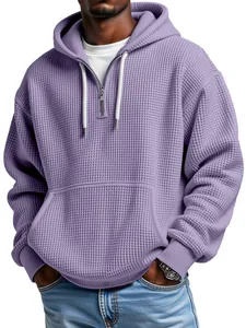 Primer plano de una sudadera con capucha de punto gofrado lavanda para hombre con cremallera