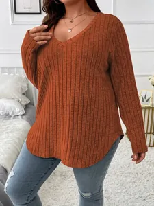 Gros plan haut grande taille orange à col en V et manches longues en maille côtelée