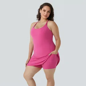 Detailansicht eines pinkfarbenen Sportkleids mit integrierter Hose und Seitentasche