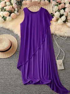 Elegantes lila ärmelloses Chiffonkleid mit unregelmäßigem Saum in sommerlicher Umgebung