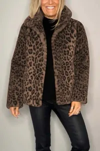 Chaqueta de leopardo para mujer en piel sintética con un elegante diseño de solapa