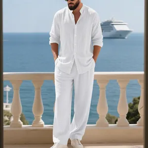 Conjunto de camisa y pantalón de lino blanco para hombre usado en un balcón frente al mar