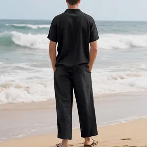 Vue arrière d'un ensemble décontracté en lin noir pour homme avec chemise et pantalon