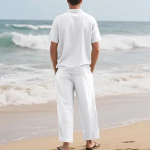Vue arrière détaillée d'un ensemble décontracté en lin blanc pour homme sur la plage