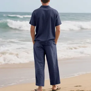 Vue arrière d'un ensemble chemise et pantalon en lin bleu marine pour homme à la plage