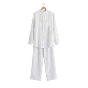 Vista detallada profesional de conjunto de camisa y pantalón de lino blanco en percha