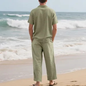 Vue arrière d'un ensemble décontracté en lin vert sauge pour homme sur la plage