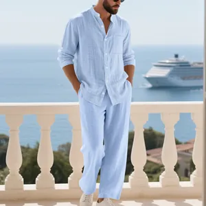 Cómodo conjunto de lino azul claro para hombre con camisa de cuello alto y pantalón