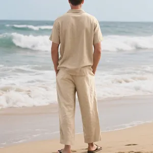 Vue arrière d'un ensemble en lin beige pour homme avec chemise à manches courtes et pantalon