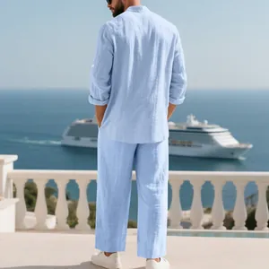 Vista trasera de un conjunto de lino azul claro para hombre con camisa y pantalón