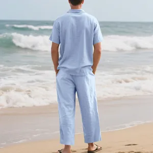 Vue arrière d'un costume en lin bleu clair pour homme sur une plage ensoleillée