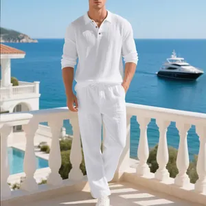 Herren Strandset aus weißem Leinen mit Langarm-Polo und Hose auf Balkon mit Meerblick