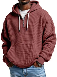 Detalle de sudadera con capucha para hombre en tejido gofrado rojo ladrillo