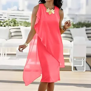 Elegantes ärmelloses Chiffonkleid mit asymmetrischem Rüschensaum für den Sommerurlaub